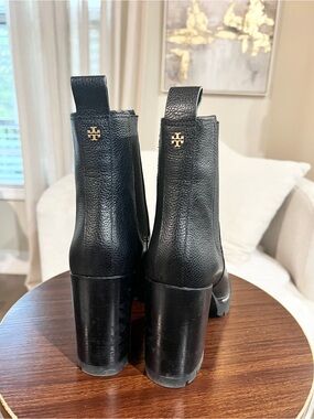 Tory Burch Black Leather Platform Chelsea Lug Sole Block Heel Gold Logo Boots 9.